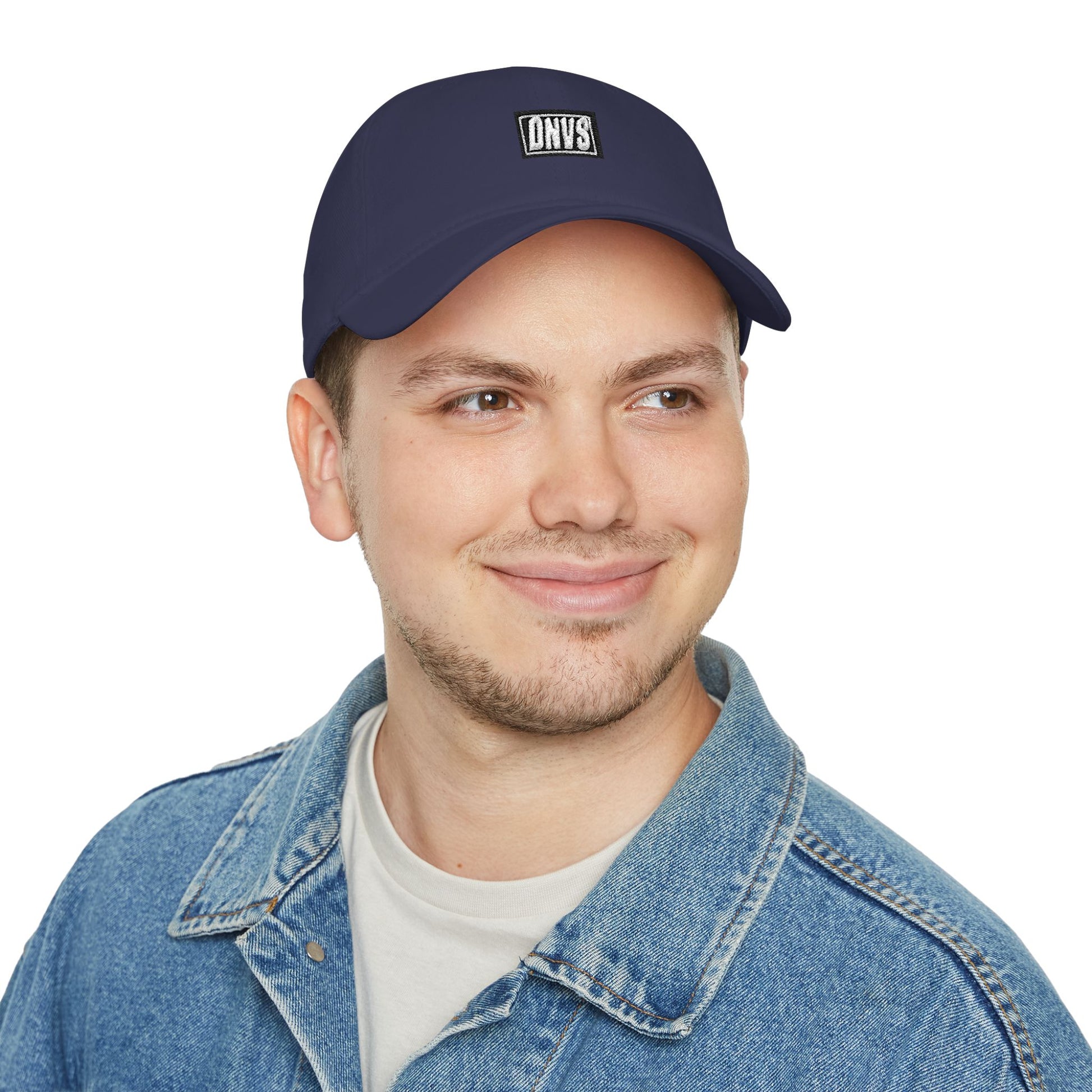 DNVS Low Profile Cap – Detalle logo bordado DNVS – Premium