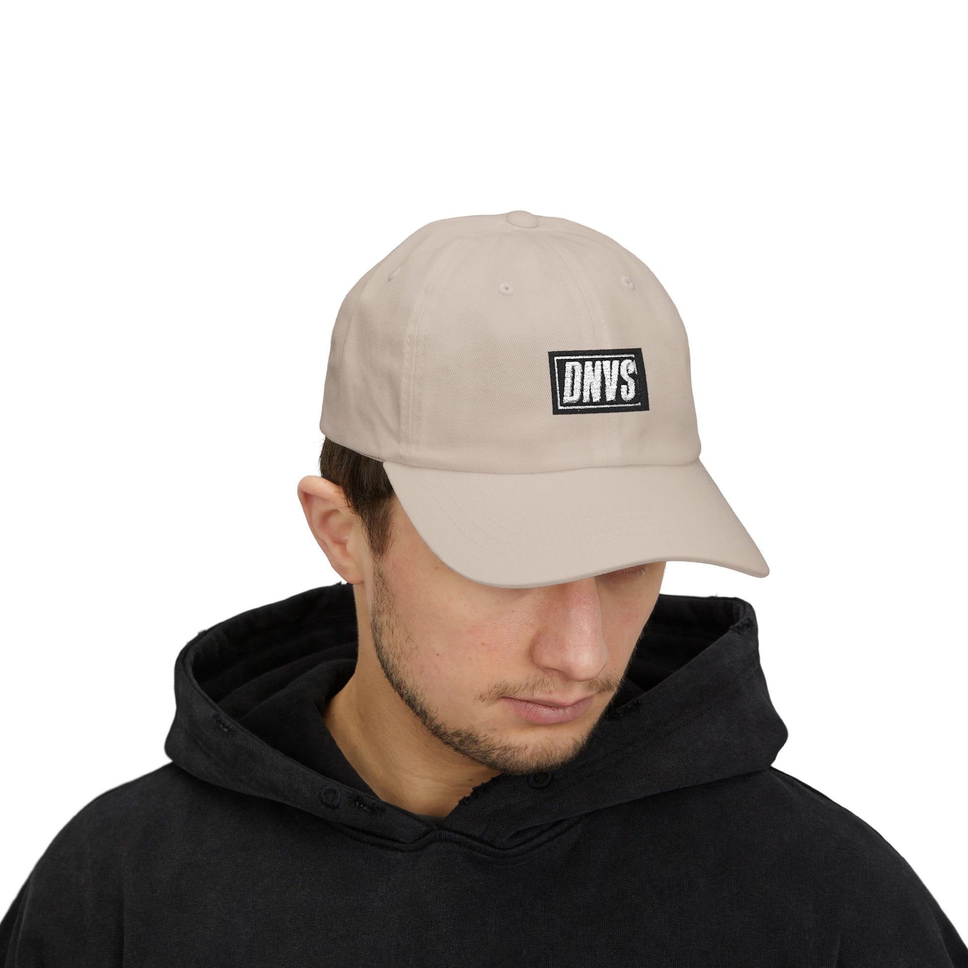 DNVS Classic Dad Cap – Lifestyle – Outfit minimal urbano