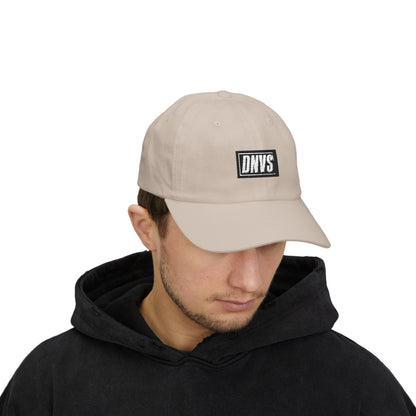 DNVS Classic Dad Cap – Lifestyle – Outfit minimal urbano