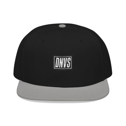 DNVS Snapback – Vista posterior – Cierre ajustable snapback