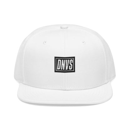 DNVS Snapback – Detalle visor plano – 8 hileras de costura