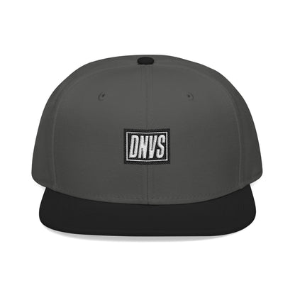 DNVS Snapback – Vista frontal – Gorra estructurada streetwear