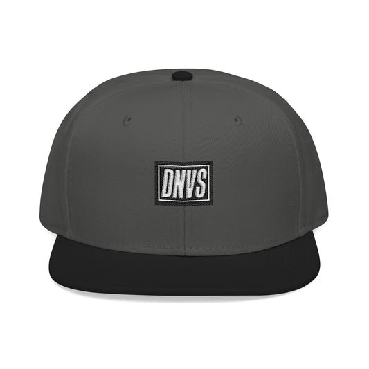 DNVS Snapback – Vista frontal – Gorra estructurada streetwear