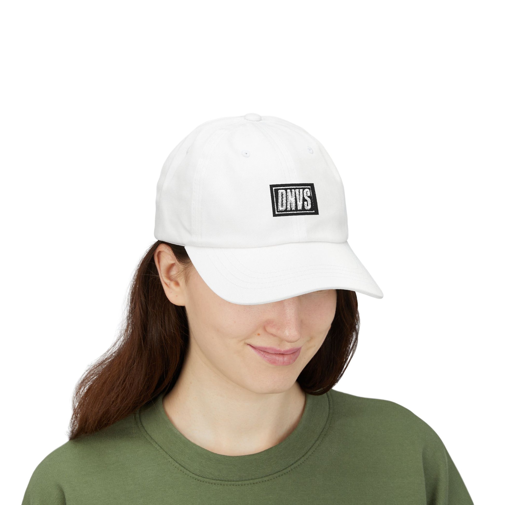 DNVS Classic Dad Cap – Detalle logo bordado DNVS – Craftsmanship