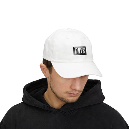 DNVS Classic Dad Cap – Detalle visera – Cuatro hileras de costura