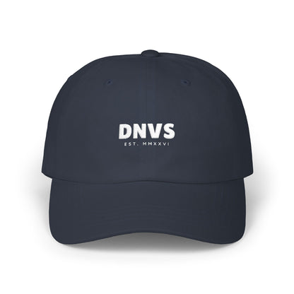 DNVS Script Dad Cap – Vista frontal – Logo script bordado premium