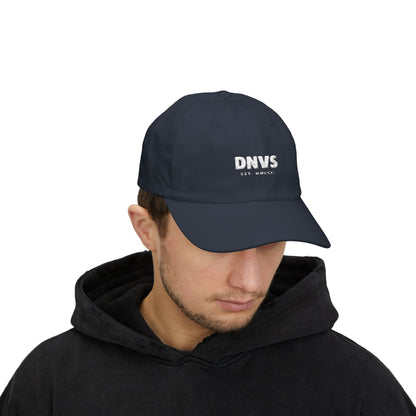 DNVS Script Dad Cap – Vista posterior – Hebilla brass ajustable